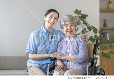 女性護理員和老年婦女 女性護理員和老年婦女 123182106