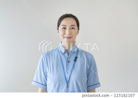 設施工作人員的照片：一名 30 多歲的女性穿著藍色 Polo 衫看著鏡頭 123182107