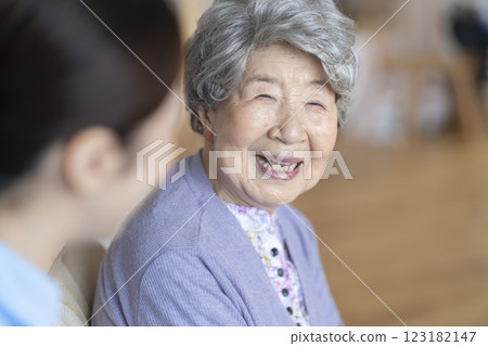 Smiling senior woman talking to care staff 123182147