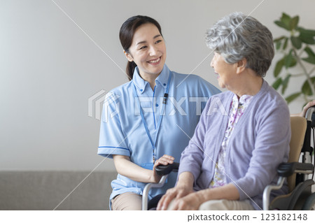 微笑的女性護理人員和老年婦女 123182148