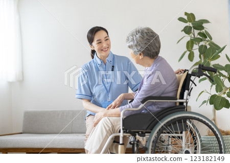 微笑的女性護理人員和老年婦女 123182149