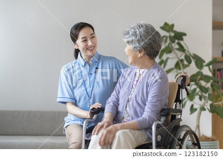 微笑的女性護理人員和老年婦女 微笑的女性護理人員和老年婦女 123182150