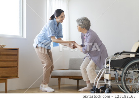 女性護理員和老年婦女 123182163