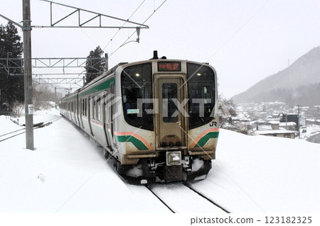 Snowy Senzan Line 721 Series Train, Yamadera Station, Yamagata Prefecture Snowy Senzan Line 721 Series Train, Yamadera Station, Yamagata Prefecture 123182325