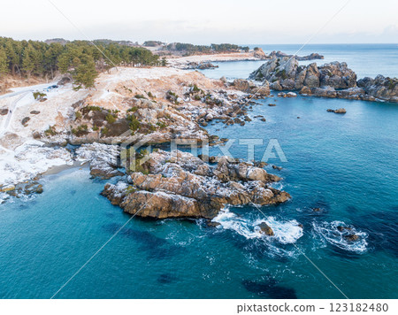 青森縣八戶市中須賀海岸和種差海岸白雪皚皚的鳥瞰圖 青森縣八戶市中須賀海岸和種差海岸白雪皚皚的鳥瞰圖 123182480