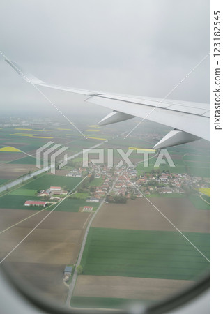 飛機機翼俯瞰鄉村風景 123182545