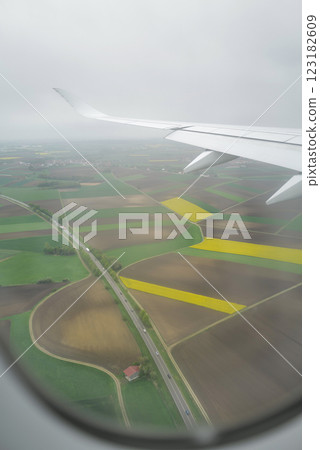 飛機機翼俯瞰鄉村風景 123182609