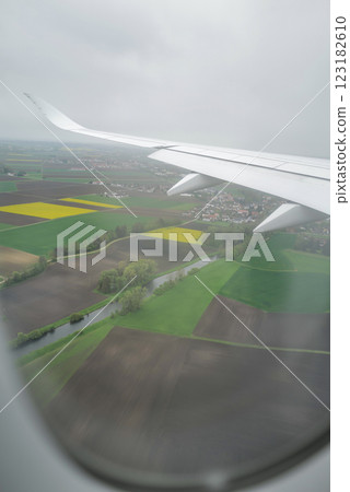 飛機機翼俯瞰鄉村風景 123182610