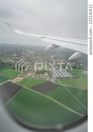 飛機機翼俯瞰鄉村風景 飛機機翼俯瞰鄉村風景 123182611