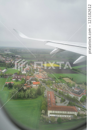 飛機機翼俯瞰鄉村風景 123182612