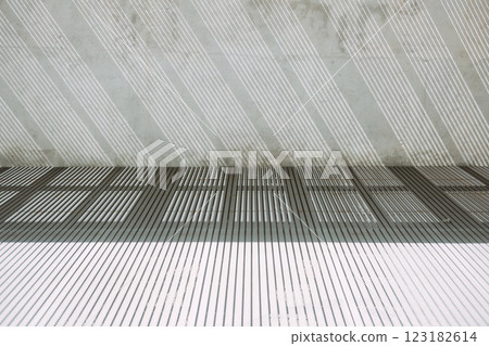 牆壁和地板上反射的光帶 123182614