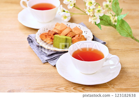 喝茶時間到了。配上雙人份的餅乾。 喝茶時間到了。配上雙人份的餅乾。 123182638