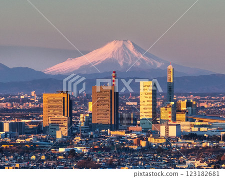 埼玉新都心和富士山的鳥瞰圖，沐浴在朝陽的橙色光芒中，埼玉市 123182681