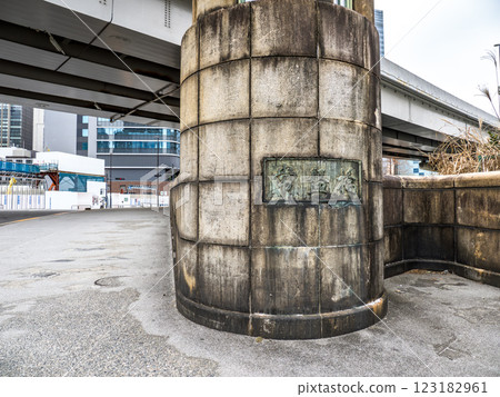 The main pillar and nameplate of "Tokiwabashi" bridge spanning the Nihonbashi River 123182961