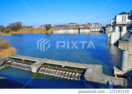 深谷市荒川幹流六石渠首,冬季水量充沛 深谷市荒川幹流六石渠首,冬季水量充沛 123183139