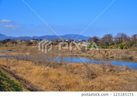 從六石水渠附近可以欣賞到深谷市秩父山脈的美麗風景 從六石水渠附近可以欣賞到深谷市秩父山脈的美麗風景 123183155