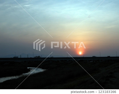 時間慢慢流逝(2013年3月19日)新上部大橋與夕陽 寧靜的春天 新上部大橋是重要的物流樞紐 時間慢慢流逝(2013年3月19日)新上部大橋與夕陽 寧靜的春天 新上部大橋是重要的物流樞紐 123183166