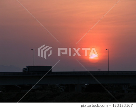 夕陽與新上部大橋(2013年3月19日) 新上部大橋是物流的重要環節。 夕陽與新上部大橋(2013年3月19日) 新上部大橋是物流的重要環節。 123183167