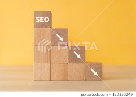 A block with the word SEO written on it 123183249