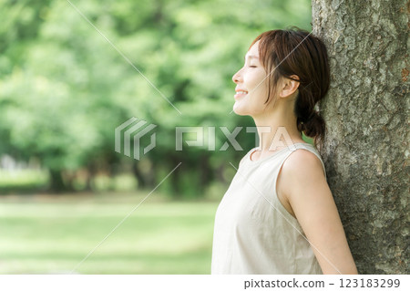 森林中女性的簡介（生態、環境、永續發展目標、道德、永續、樂活） 123183299