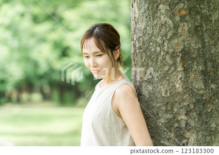 森林中的女人(生態、環境、永續發展目標、道德、永續、樂活) 森林中的女人(生態、環境、永續發展目標、道德、永續、樂活) 123183300