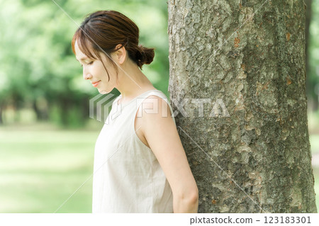 Profile of a woman in the forest (ecology, environment, SDGs, ethical, sustainable, LOHAS) 123183301