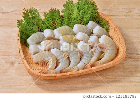 Shrimp as a food ingredient, Vannamei shrimp, Vannamei prawns, uncooked and uncooked. 123183782
