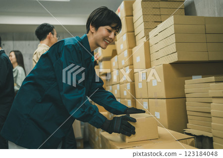 在倉庫工作 123184048