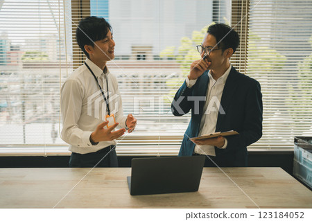 辦公室一對一站立談話 123184052