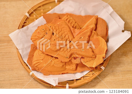 經典的冬季點心:鯛魚燒、鯛魚燒、鯛魚燒、鯛魚燒、鯛魚燒。紅豆餡。 經典的冬季點心:鯛魚燒、鯛魚燒、鯛魚燒、鯛魚燒、鯛魚燒。紅豆餡。 123184091