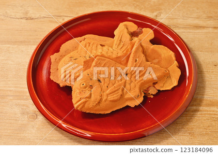 經典的冬季點心：鯛魚燒、鯛魚燒、鯛魚燒、鯛魚燒、鯛魚燒。紅豆餡。 123184096
