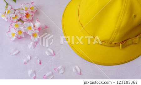 黃色帽子和櫻花的溫柔場景 黃色帽子和櫻花的溫柔場景 123185362