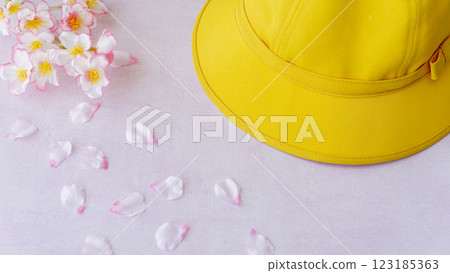 黃色帽子和櫻花的溫柔場景 123185363
