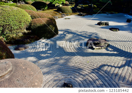 Sand ripples in a Japanese garden in winter 123185442