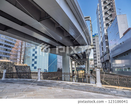Metropolitan Expressway passing over Nihonbashi River 123186041