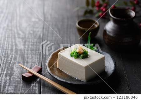 黑色背景中的冷豆腐(絲豆腐) 黑色背景中的冷豆腐(絲豆腐) 123186046