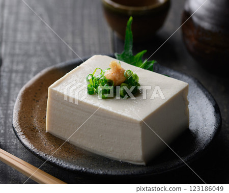 黑色背景中的冷豆腐（絲豆腐） 123186049