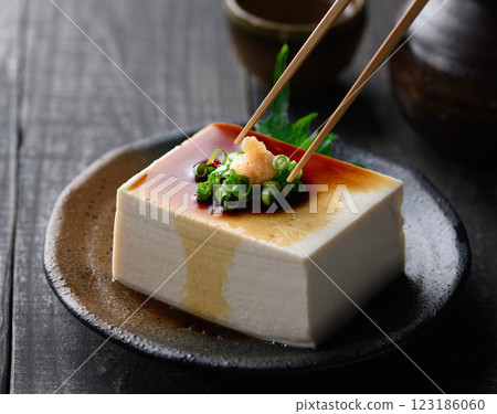 黑色背景中的冷豆腐（絲豆腐） 123186060