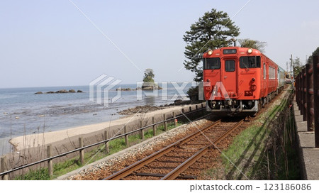 沿海岸行駛的列車，冰線，雨晴海岸 123186086