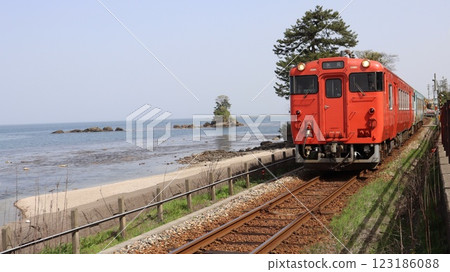 Train running along the coast, Himi Line, Amaharashi Coast 123186088