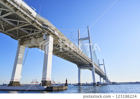 從大黑碼頭仰望的橫濱灣大橋 123186224