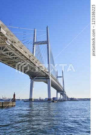 從大黑碼頭仰望的橫濱灣大橋 123186225