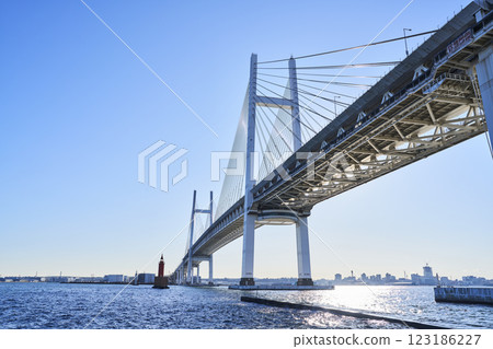 從大黑碼頭仰望的橫濱灣大橋 123186227