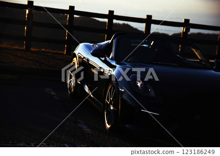 閃亮的黑色敞篷車 閃亮的黑色敞篷車 123186249