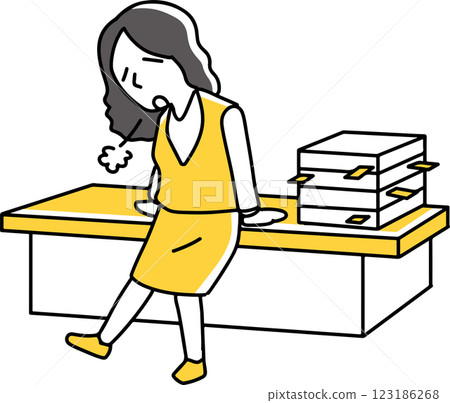 一名女員工一邊看著一堆文件，一邊大聲嘆氣 123186268