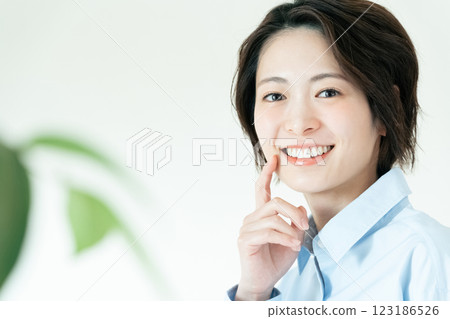 Woman with beautiful teeth 123186526