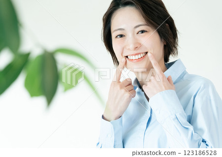 Woman with beautiful teeth 123186528