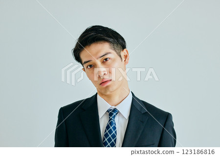 一名 20 多歲的年輕男子歪著頭 123186816