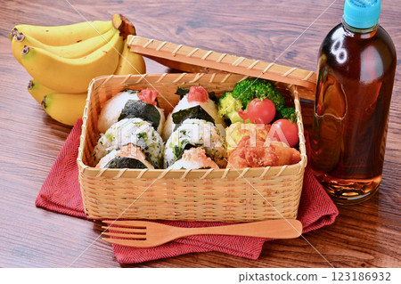 飯糰飯盒。鮭魚、野澤魚小沙丁魚、醃梅子。炸雞、蛋捲、綠花椰菜和小聖女果。 飯糰飯盒。鮭魚、野澤魚小沙丁魚、醃梅子。炸雞、蛋捲、綠花椰菜和小聖女果。 123186932