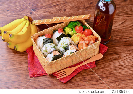 飯糰飯盒。鮭魚、野澤魚小沙丁魚、醃梅子。炸雞、蛋捲、綠花椰菜和小聖女果。 飯糰飯盒。鮭魚、野澤魚小沙丁魚、醃梅子。炸雞、蛋捲、綠花椰菜和小聖女果。 123186934